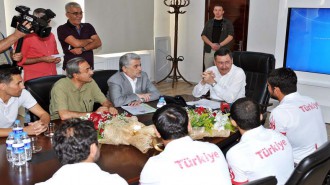 BAŞKAN GÖKÇEK, MİLLİ GÜREŞÇİLERİ KABUL ETTİ