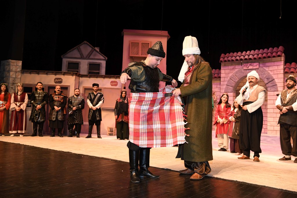 BAŞKENT TİYATROSU OYUNCULARI PEŞTAMAL KUŞANDI