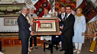 BAŞKAN TUNA, BELMEK SERGİSİNİ GEZDİ