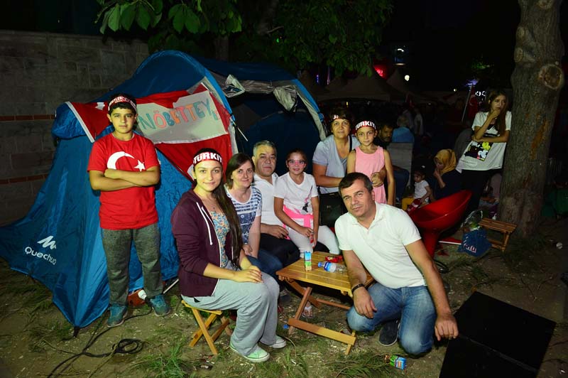 ONBİNLERCE BAŞKENTLİ'DEN, DEMOKRASİNÖBETİNE DEVAM