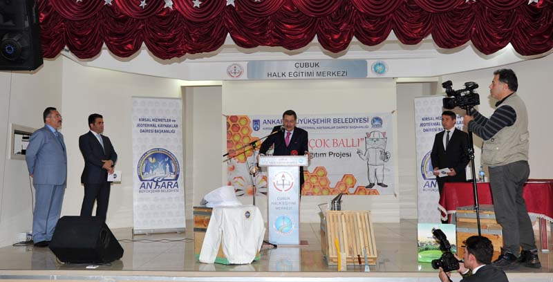 BAŞKAN GÖKÇEK, ÇUBUK’TA ARI KOVANI İLE DAMIZLIK KOÇ DAĞITTI