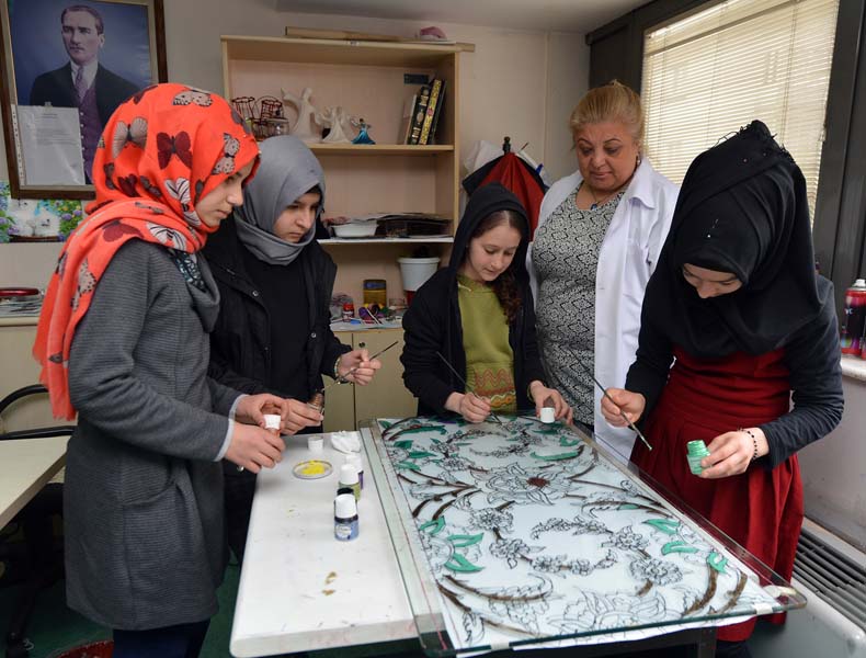 BÜYÜKŞEHİR’DEN, SIĞINMACI ÇOCUKLARA TÜRKÇE DERSİ