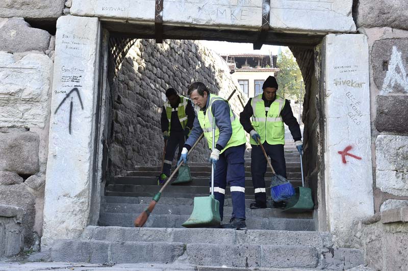 BÜYÜKŞEHİR’DEN KALE’DE TEMİZLİK