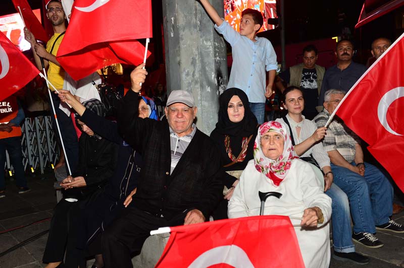 ONBİNLERCE BAŞKENTLİ'DEN, DEMOKRASİNÖBETİNE DEVAM