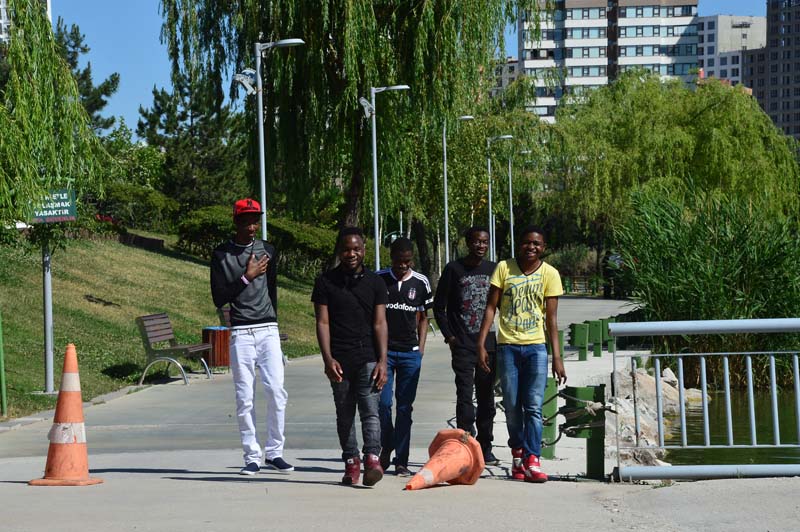YAZ SICAKLARINDA, PARK SERİNLİĞİ