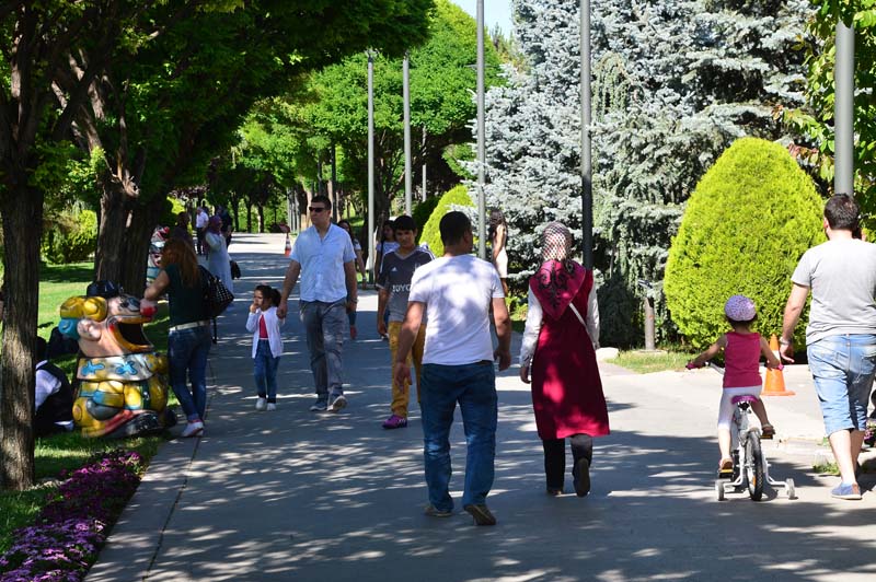 YAZ SICAKLARINDA, PARK SERİNLİĞİ