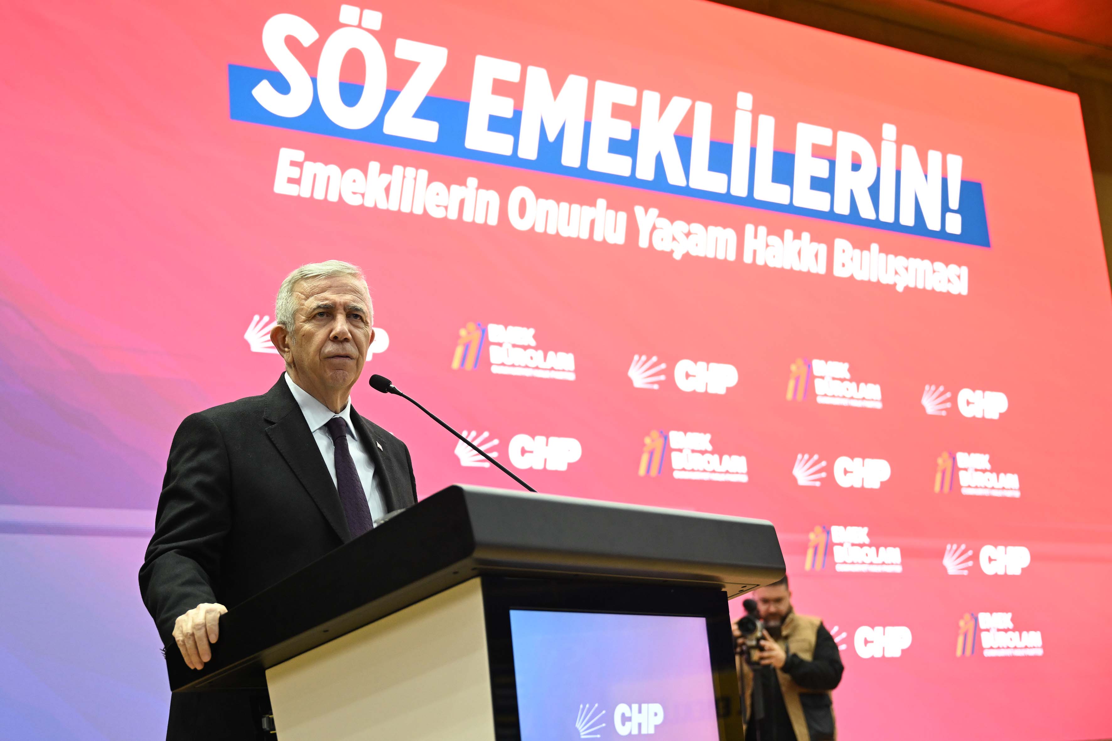 MANSUR YAVAŞ EMEKLİLER BULUŞMASINA KATILDI