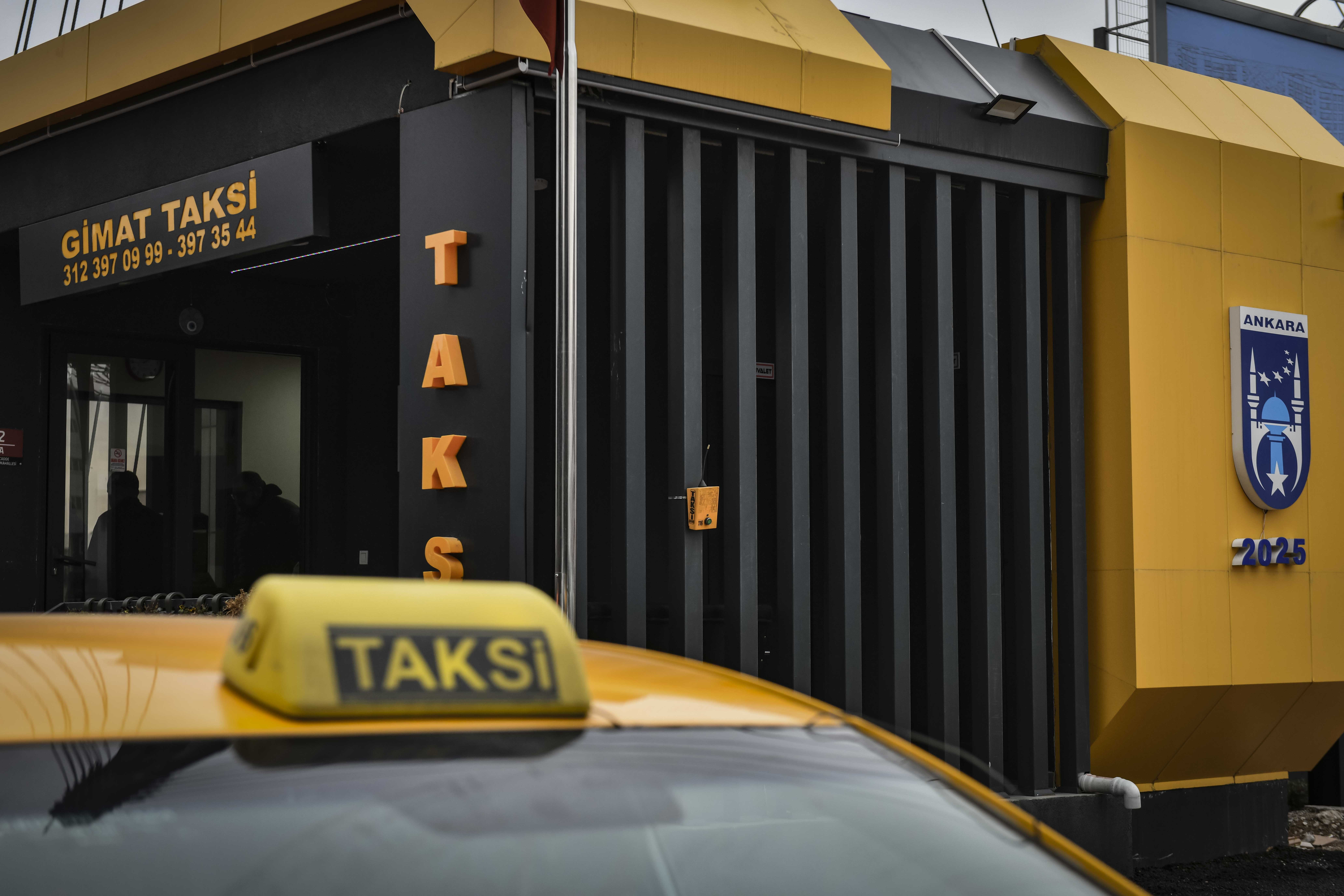 ANKARA BÜYÜKŞEHİR BELEDİYESİ TAKSİCİ ESNAFININ YANINDA