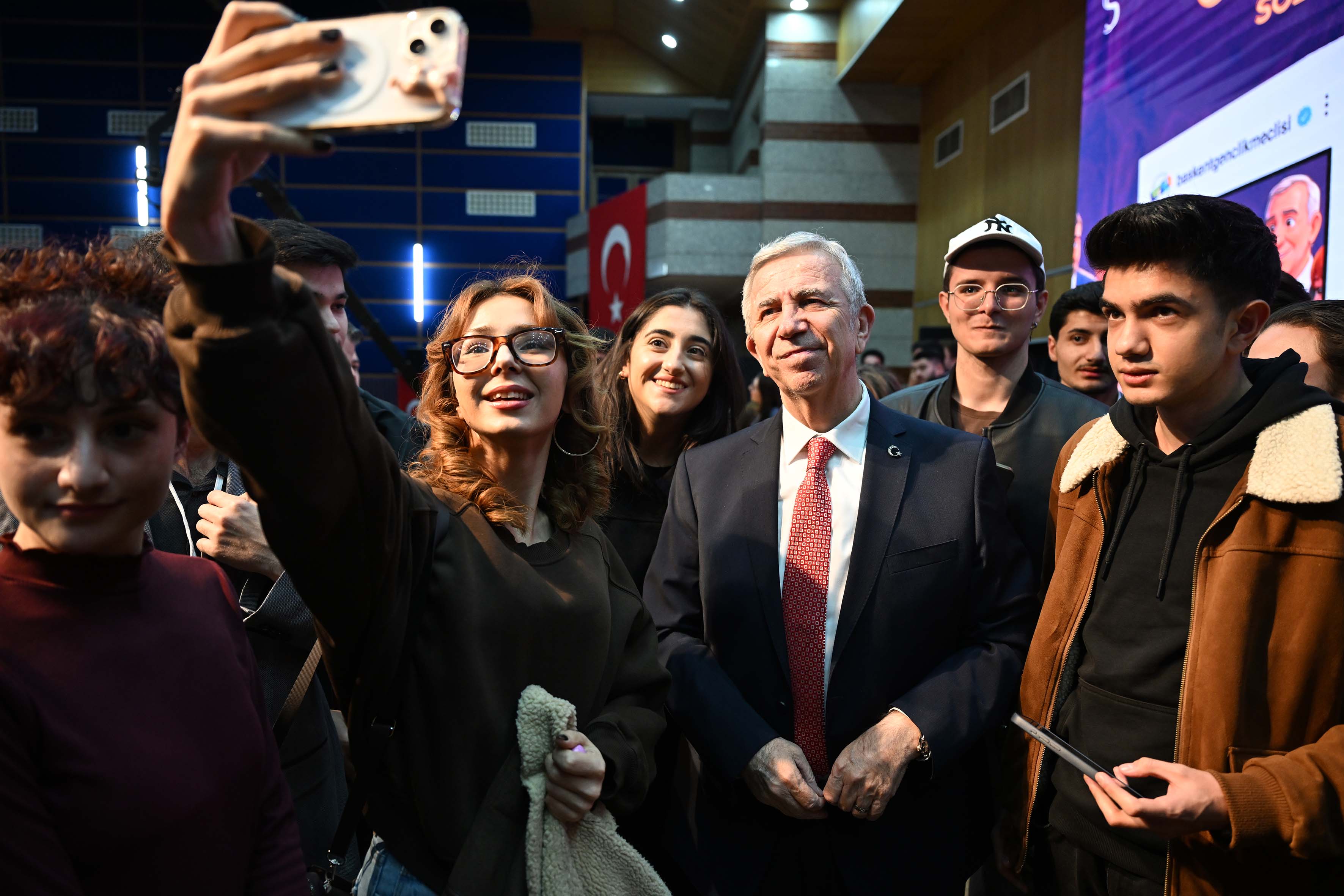 GENÇLERİN GÜNDEMİ: SÖZ GENÇLİKTE, BAŞKAN YANINDA  BAŞKENTLİ GENÇLER SORDU MANSUR YAVAŞ YANITLADI  “GENÇLERİN AKLINA İHTİYACIM VAR”
