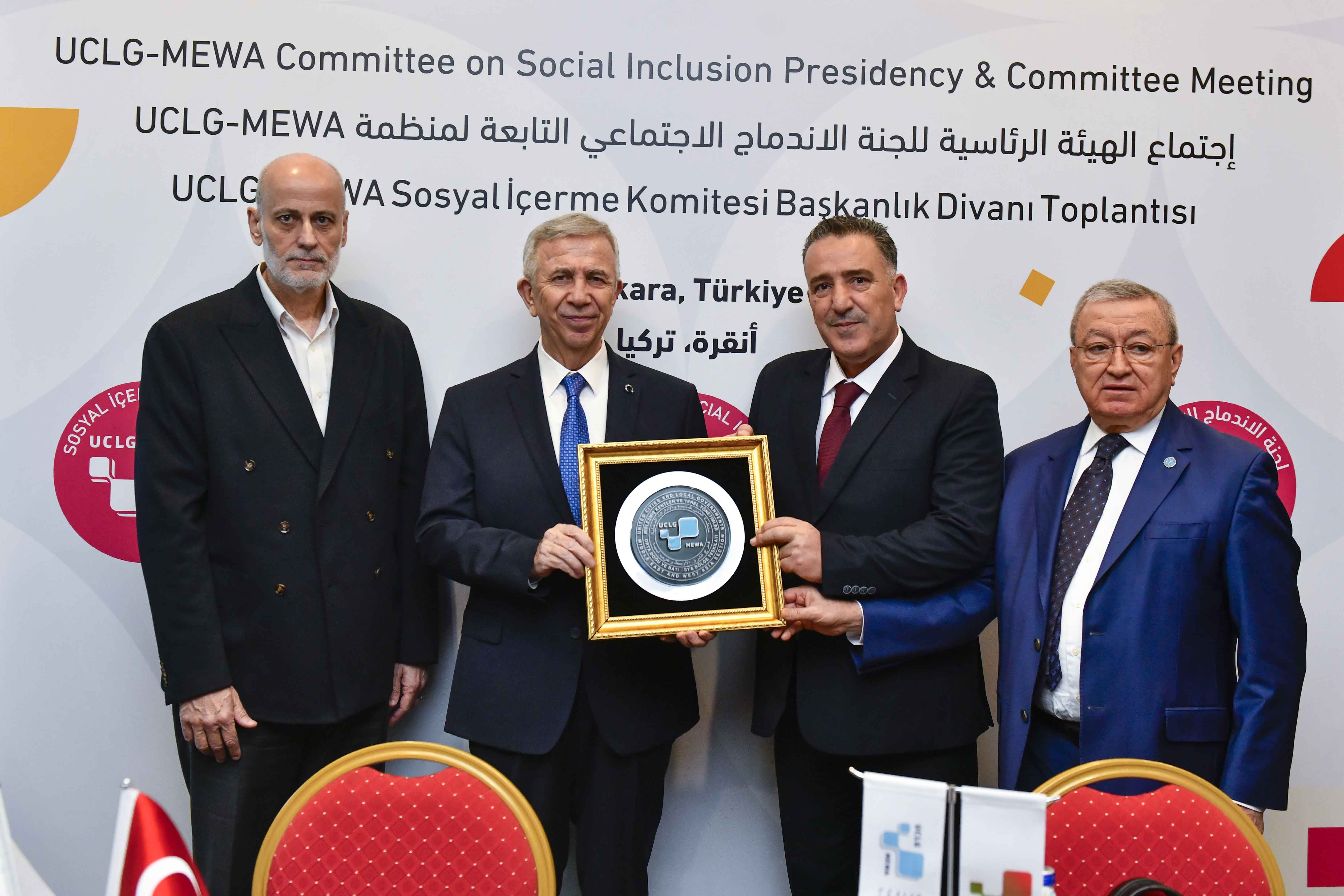 MANSUR YAVAŞ “UCLG – MEWA SOSYAL İÇERME KOMİTESİ BAŞKANLIK DİVANI TOPLANTISI”NA EV SAHİPLİĞİ YAPTI “KİMSENİN DİN, DİL, IRK VE SİYASİ GÖRÜŞÜNE BAKMADAN HİZMET GÖTÜRMEK ÖNCELİĞİMİZ OLMALIDIR”
