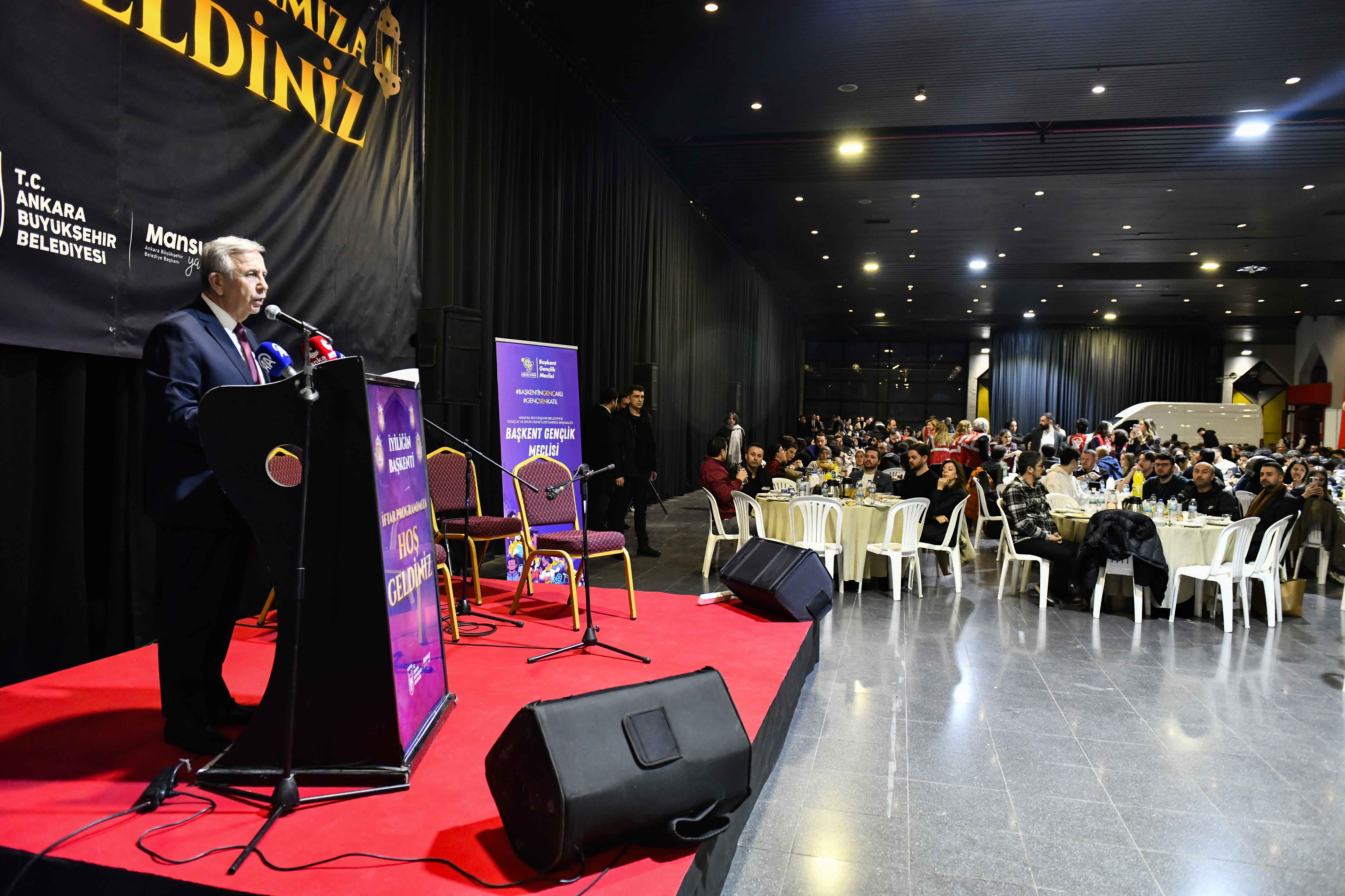 MANSUR YAVAŞ RAMAZAN’IN İLK İFTARINI GENÇLERLE YAPTI