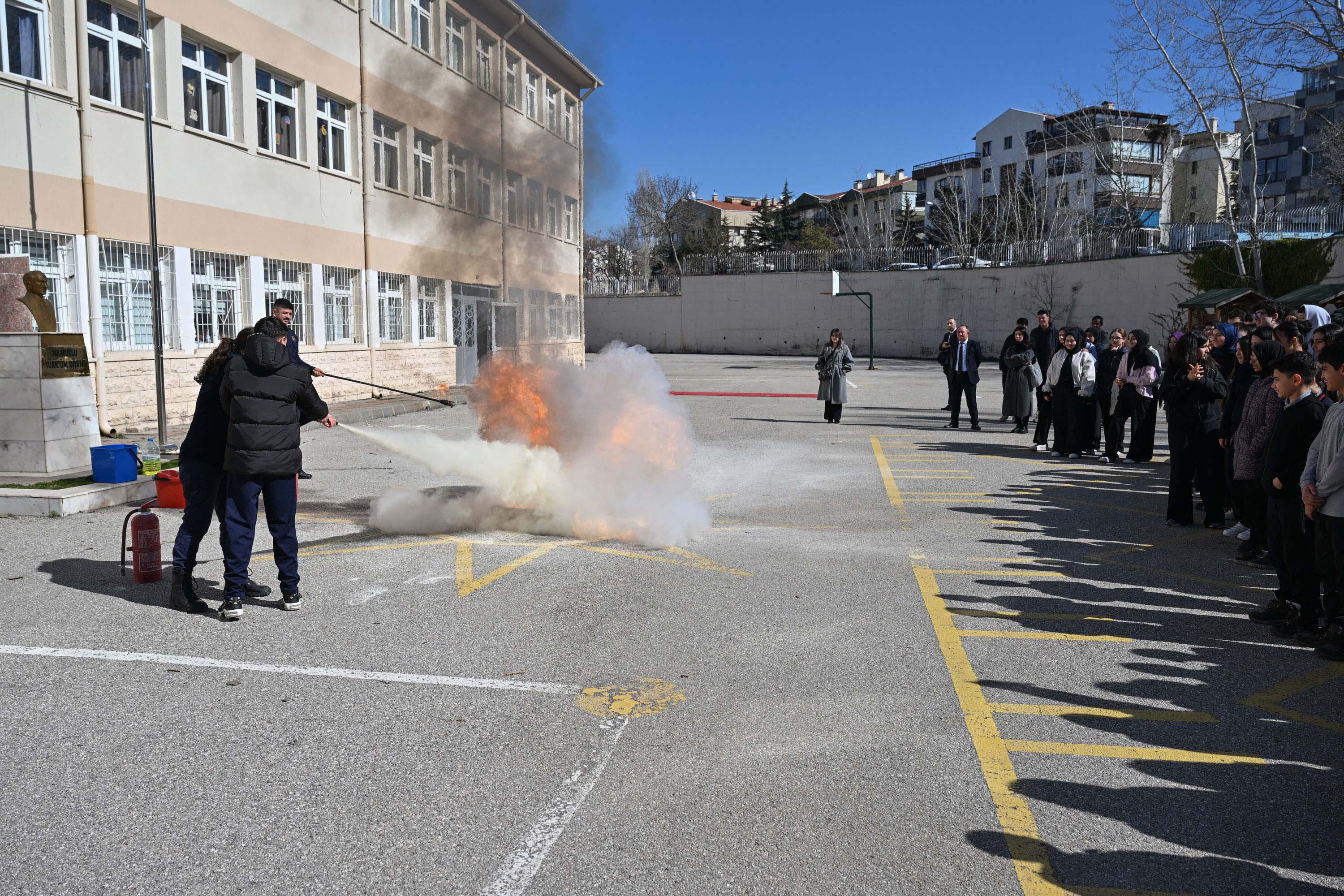 ABB’DEN DEPREM HAFTASI’NDA ÖĞRENCİLERE AFET FARKINDALIK EĞİTİMİ VE TATBİKATI