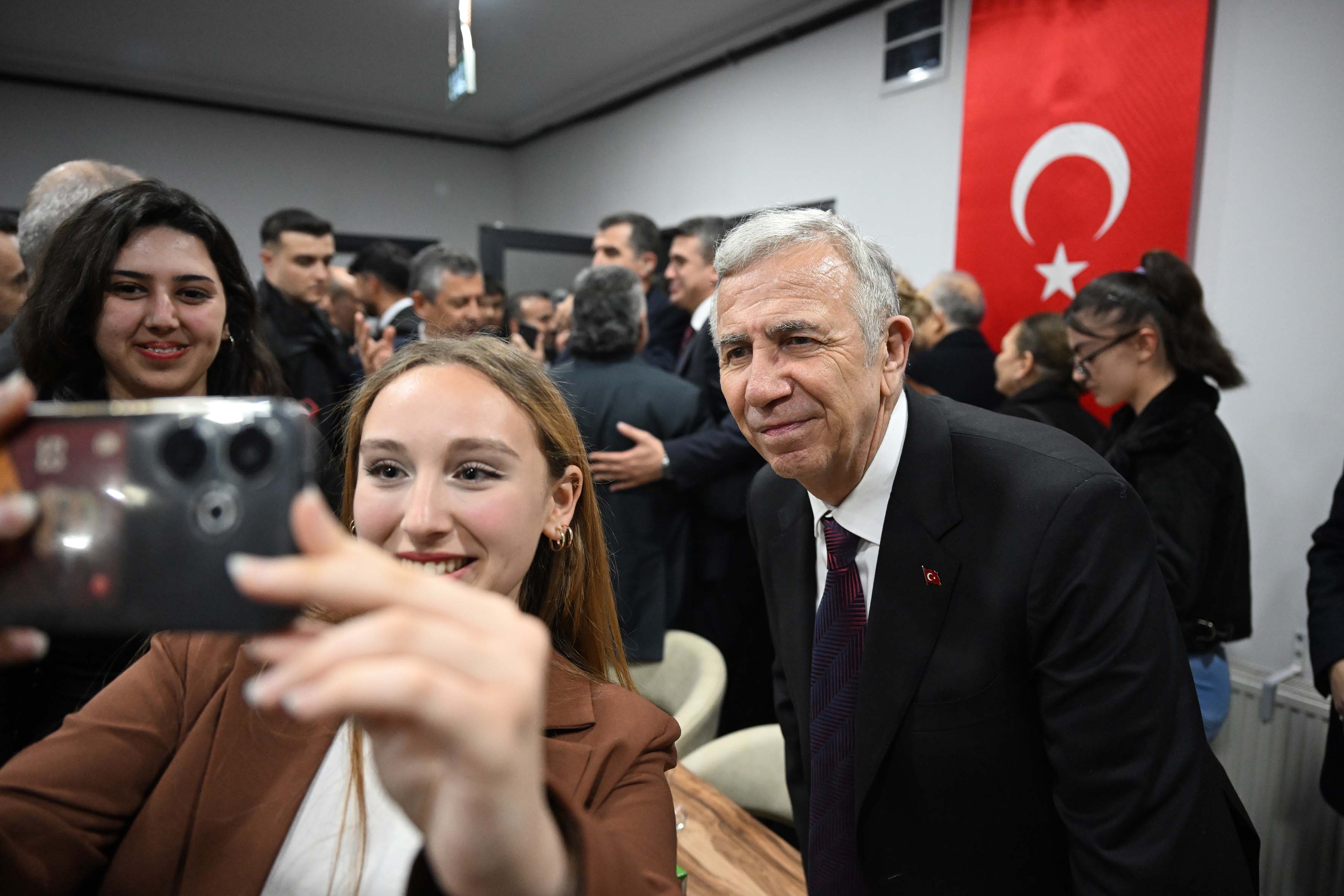 MANSUR YAVAŞ ÖZGÜR ÖZEL’LE BİRLİKTE HAYMANALILARLA İFTARDA BULUŞTU