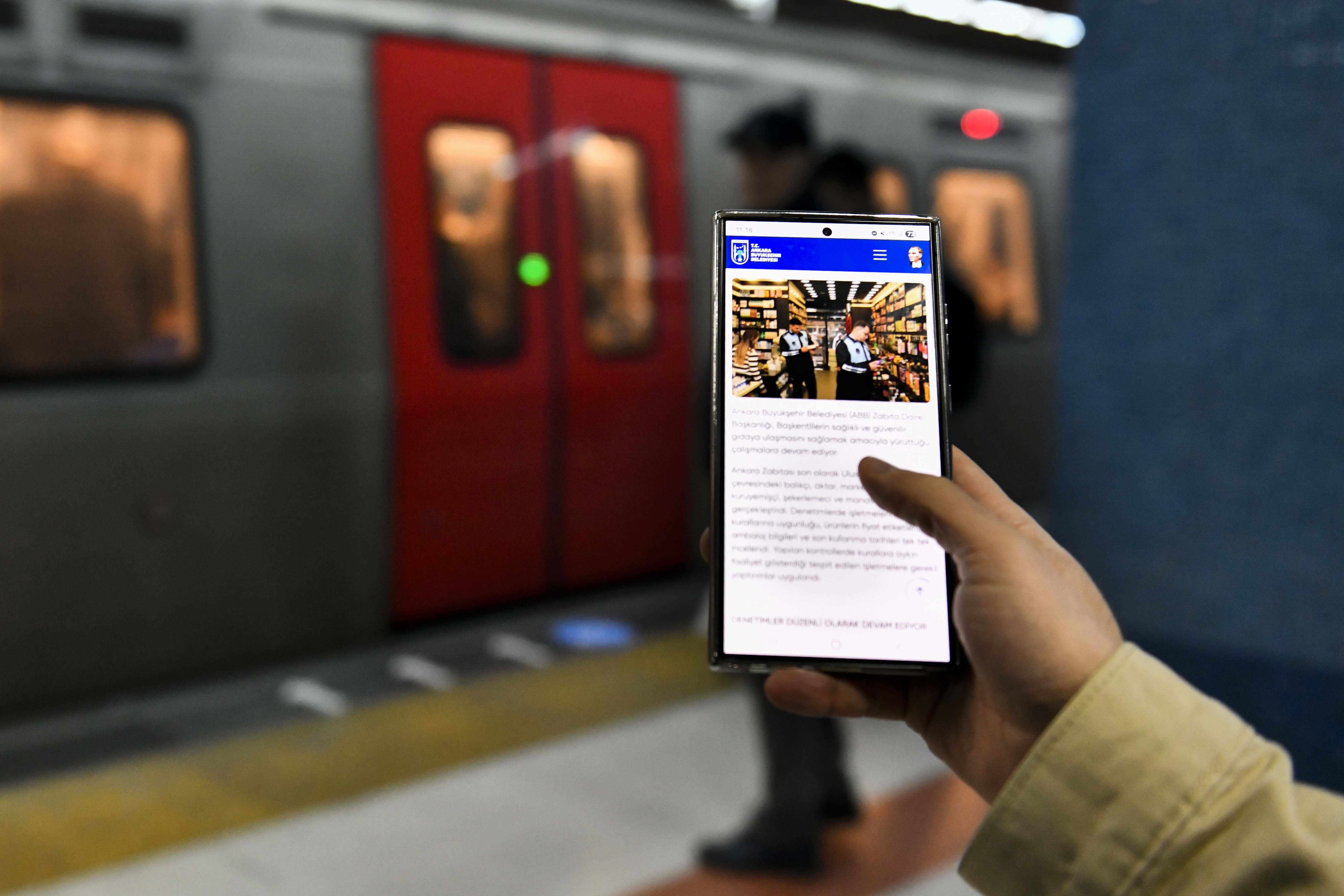 ANKARA’DA KIZILAY METRO İSTASYONU’NDA TELEFON KESİLMİYOR, OTOBÜSTE ÜCRETSİZ Wİ-Fİ VAR