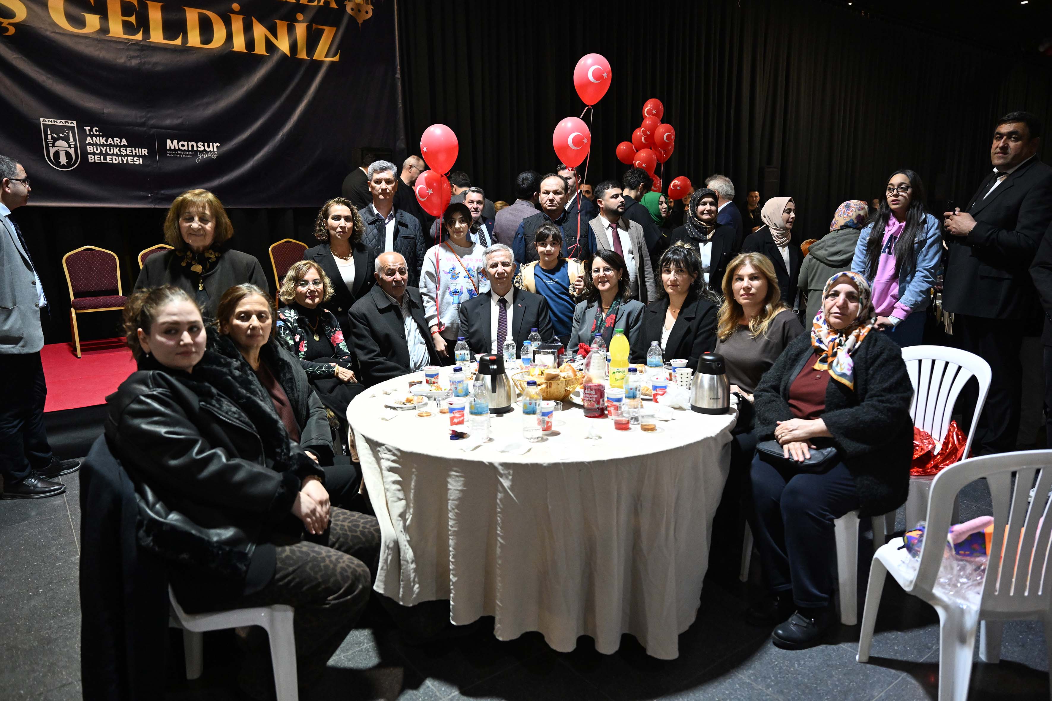 MANSUR YAVAŞ ŞEHİT VE GAZİ YAKINLARIYLA İFTARDA BULUŞTU “SİZ TÜRKİYE'Yİ, TÜRK MİLLETİNİ TANIMIYORSUNUZ” “İSTİKLAL MARŞI’MIZI TÜRKÇE SÖYLEMEYE DEVAM EDECEĞİZ”