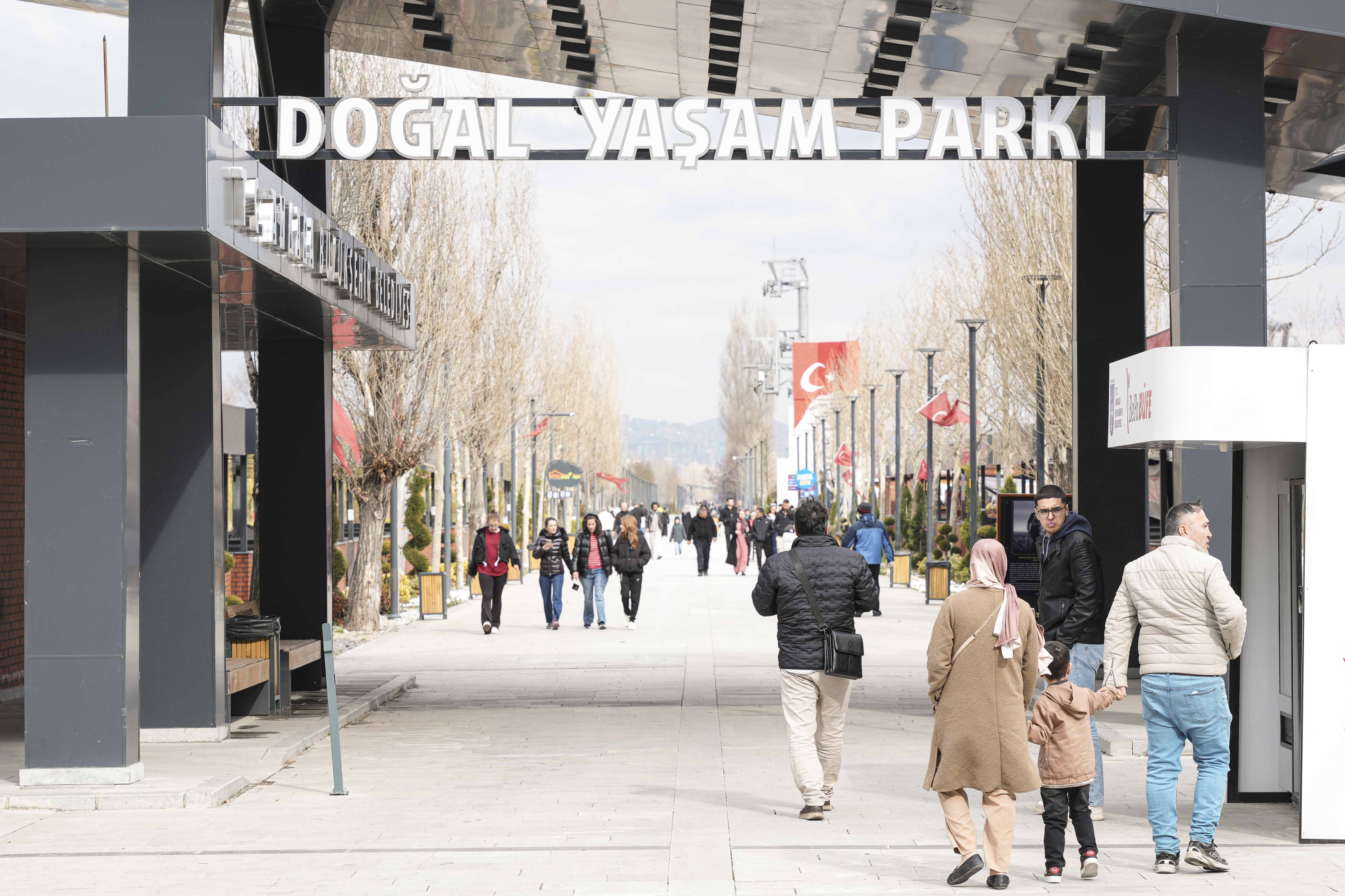 BAŞKENTLİLER BAYRAMIN TADINI BÜYÜKŞEHİR’İN PARKLARINDA ÇIKARDI