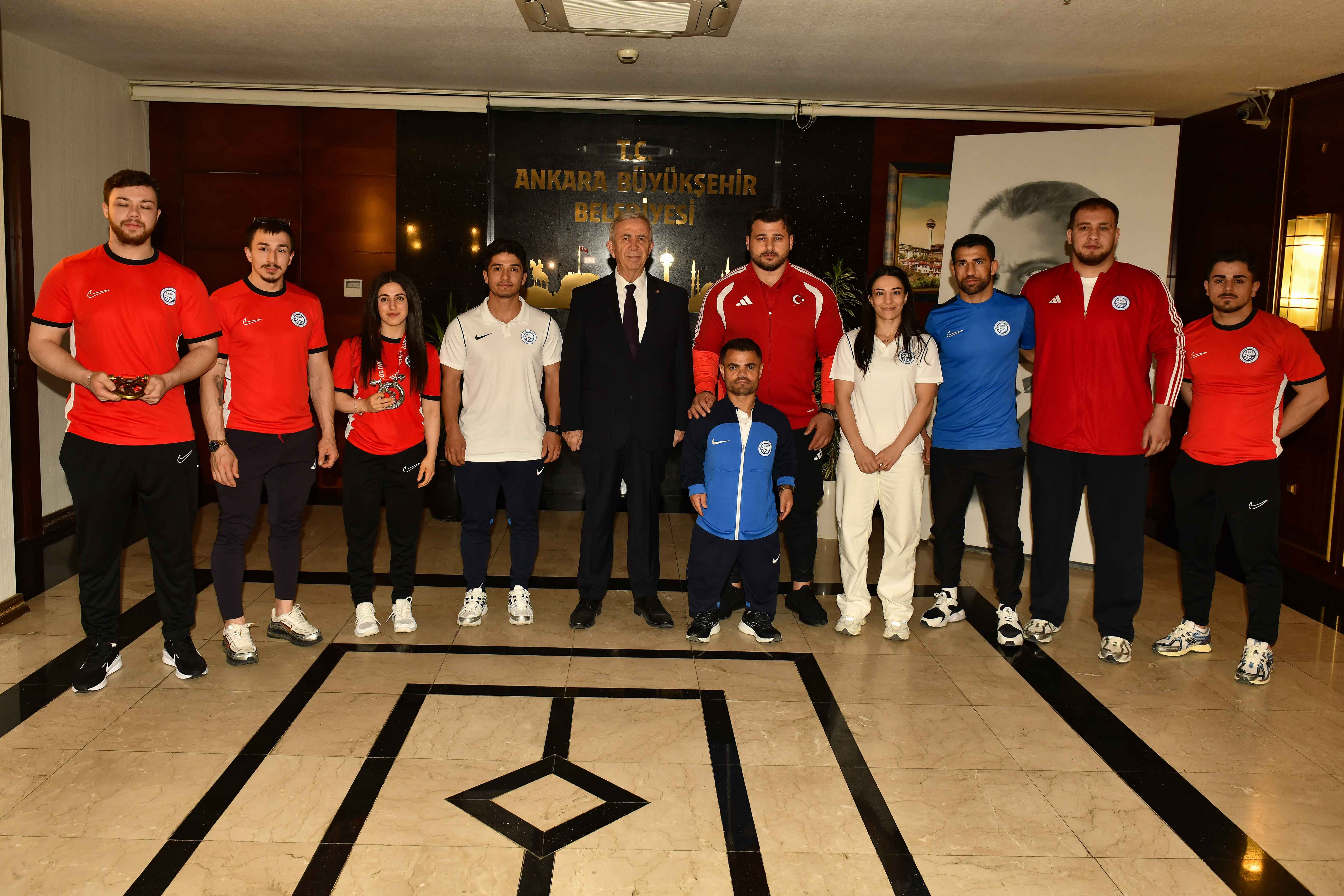 MANSUR YAVAŞ, ASKİ SPOR’UN BAŞARILI SPORCULARIYLA BİR ARAYA GELDİ