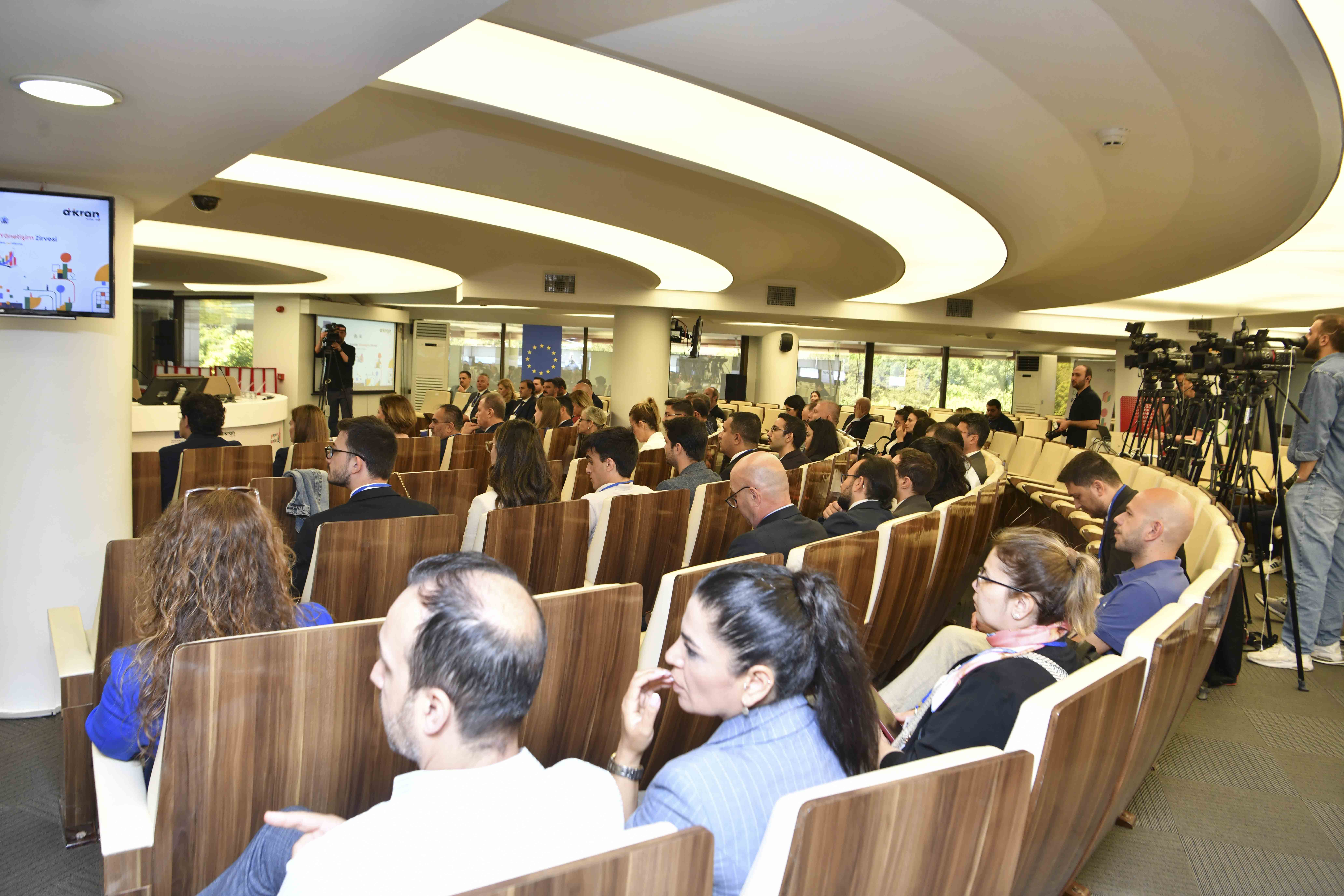 “GENÇ DOSTU YEREL YÖNETİŞİM ZİRVESİ”NDE ABB’YE ÖDÜL