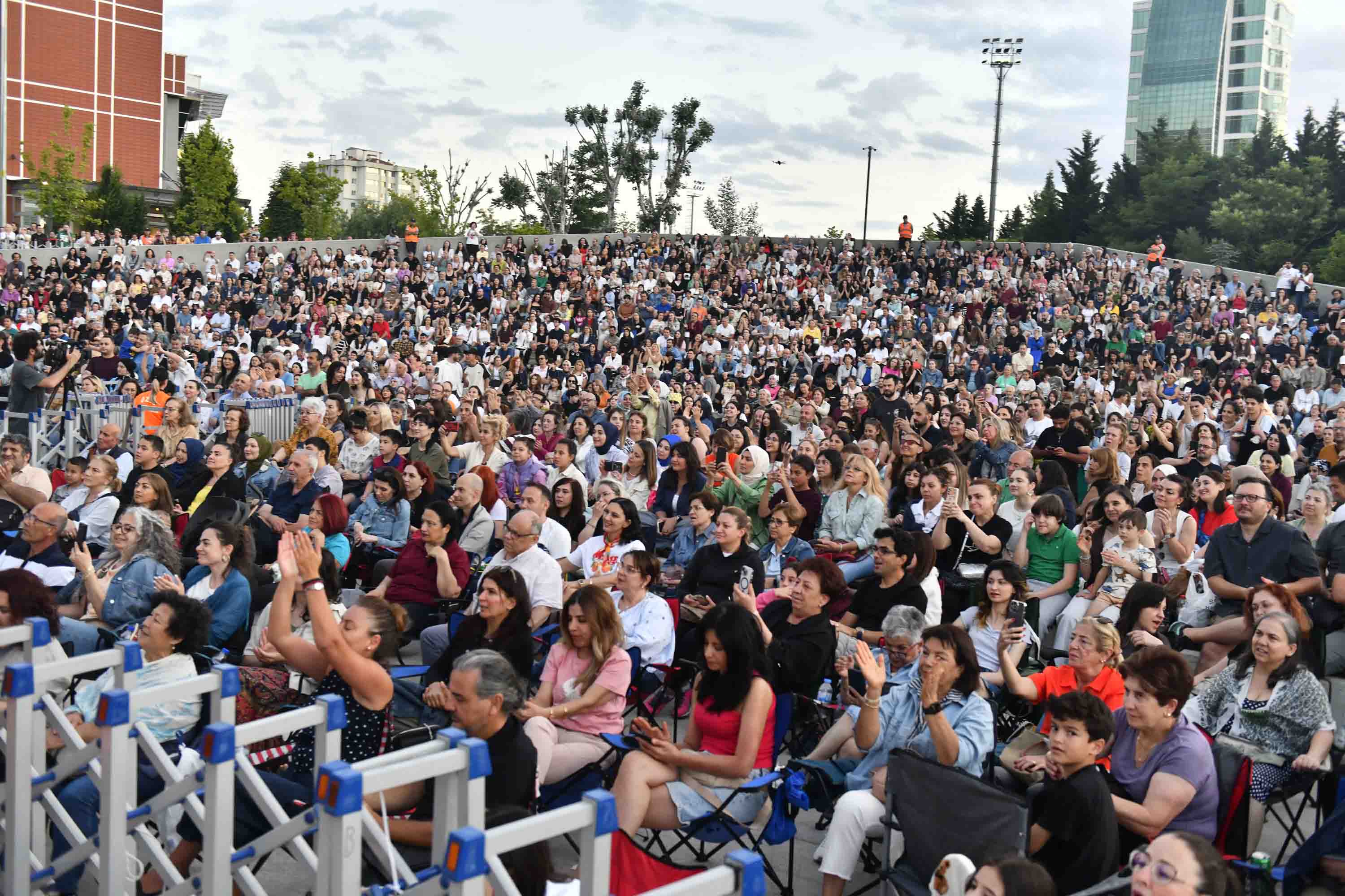 ÇAYYOLU YAZ SAHNESİ’NDE BABALAR GÜNÜ’NE ÖZEL YENİ TÜRKÜ KONSERİ YENİ TÜRKÜ BAŞKENTLİLERE UNUTULMAZ BİR YAZ AKŞAMI YAŞATTI