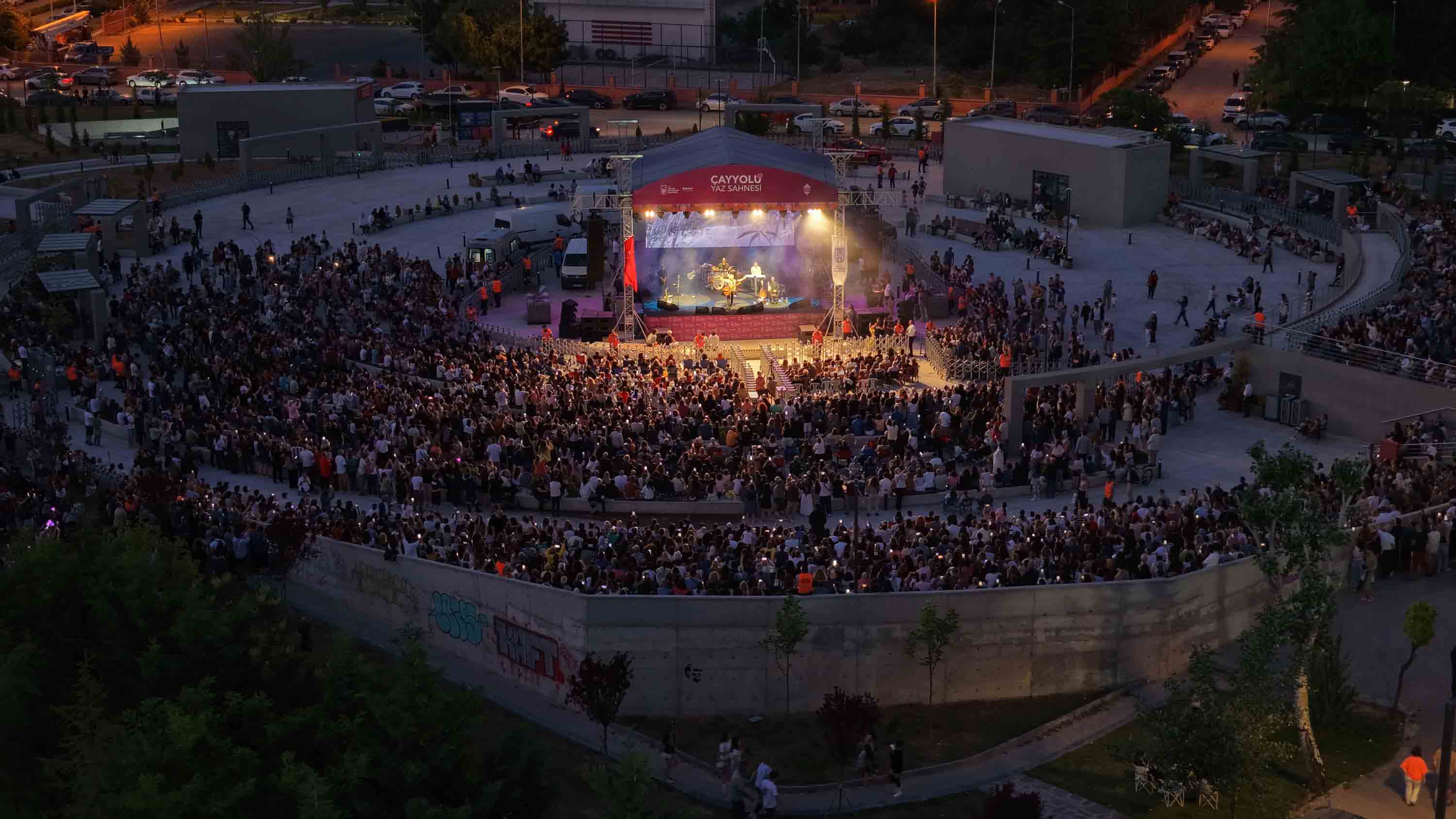 ÇAYYOLU YAZ SAHNESİ’NDE BABALAR GÜNÜ’NE ÖZEL YENİ TÜRKÜ KONSERİ YENİ TÜRKÜ BAŞKENTLİLERE UNUTULMAZ BİR YAZ AKŞAMI YAŞATTI