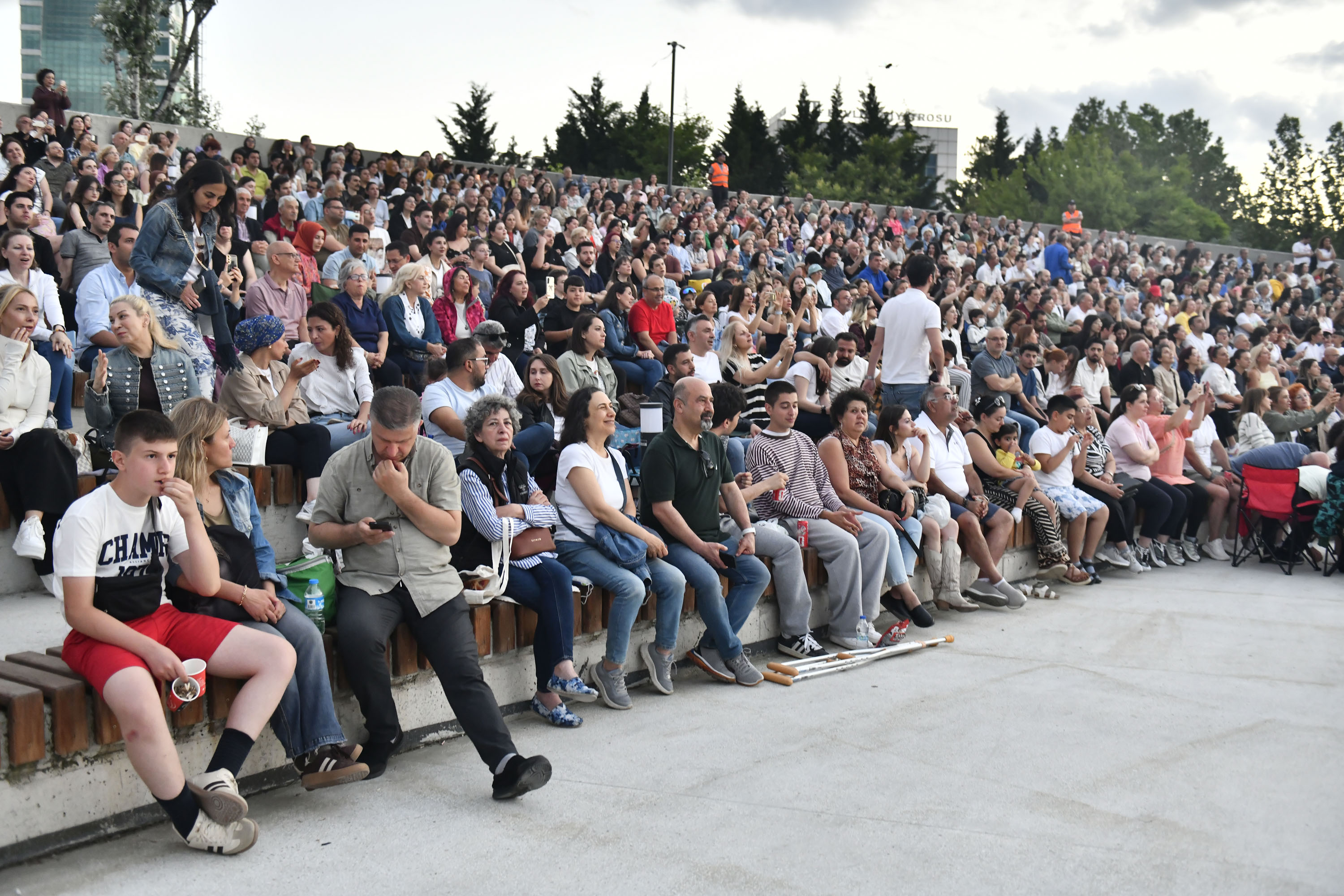 ÇAYYOLU YAZ SAHNESİ’NDE BABALAR GÜNÜ’NE ÖZEL YENİ TÜRKÜ KONSERİ YENİ TÜRKÜ BAŞKENTLİLERE UNUTULMAZ BİR YAZ AKŞAMI YAŞATTI